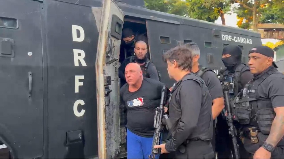Celsinho da Vila Vintém na chegada à Cidade da Polícia — Foto: Reprodução
