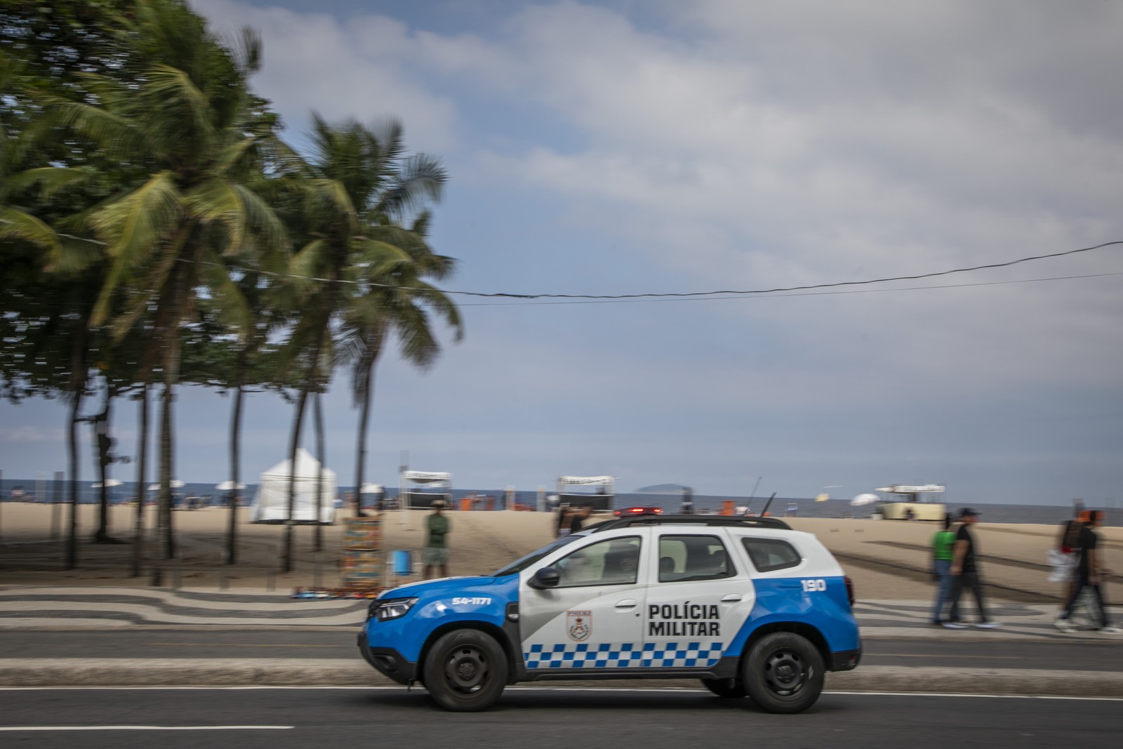 Policiamento na orla de Copacabana, bairro que tem um batalhão "exclusivo" para o bairro — Foto: Guito Moreto / Agência O Globo
