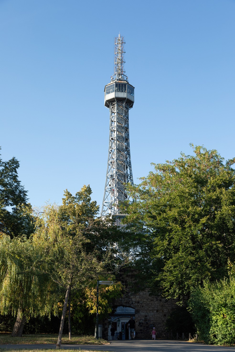 Torre Petrin: construída em 1891 e inspirada na Eiffel, com 299 degraus — Foto: Lenka Grabicova/The New York Times