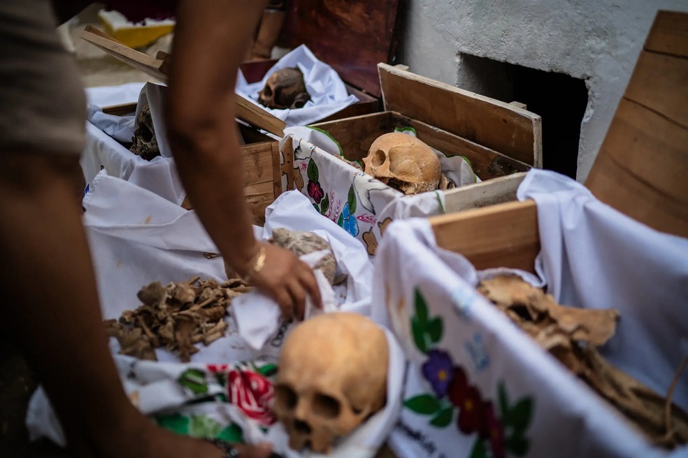 Ossos de parentes, exumados para limpeza em um ritual anual no cemitério de Pomuch — Foto: The New York Times