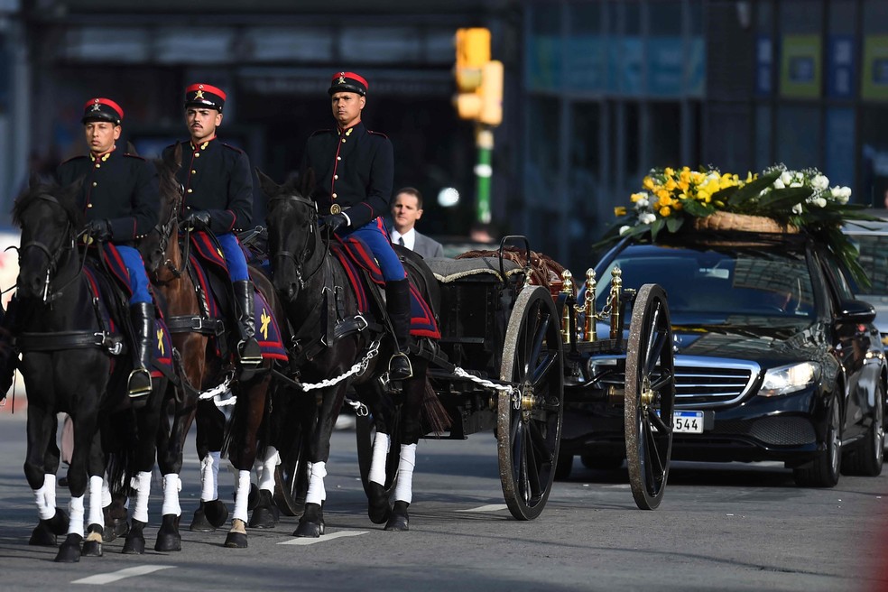Carruagem leva caixão de Mujica durante cortejo fúnebre pelas ruas de Montevidéu — Foto: Dante Fernandez / AFP