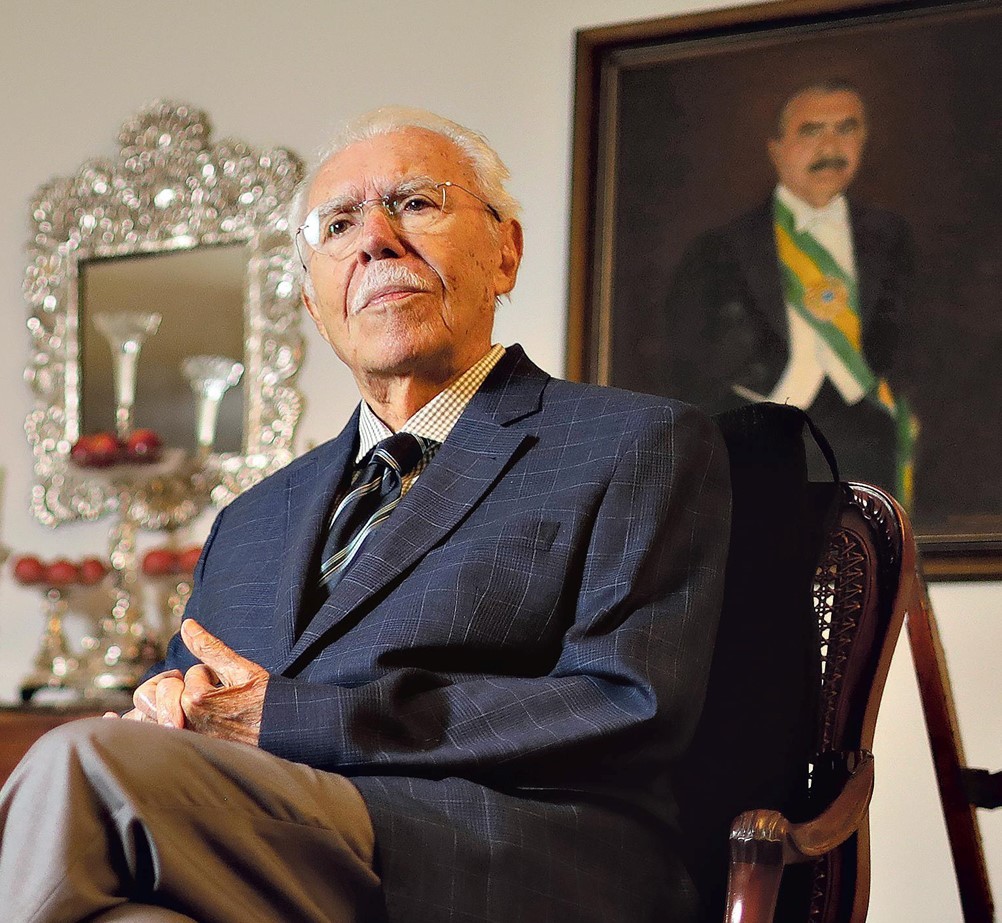 José Sarney é internado em São Luís com pneumonia; ex-presidente está estável