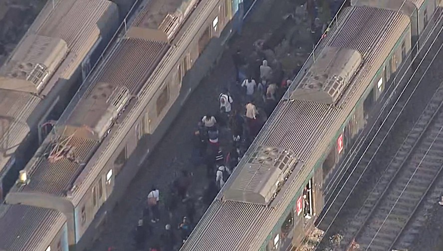 Passageiros desembarcam de trem em Marechal Hermes