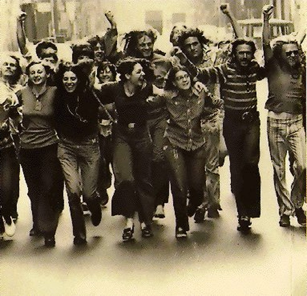 Manifestantes, em junho de 1969, no que foi considerado "A revolta de Stonewall" — Foto: Reprodução