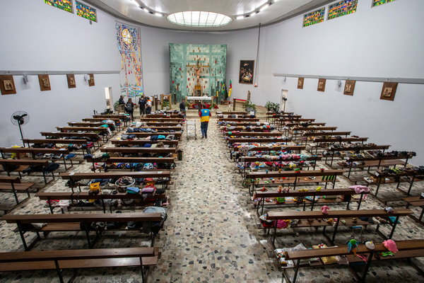 Na Pastoral do Migrante, as doações nos bancos da igreja