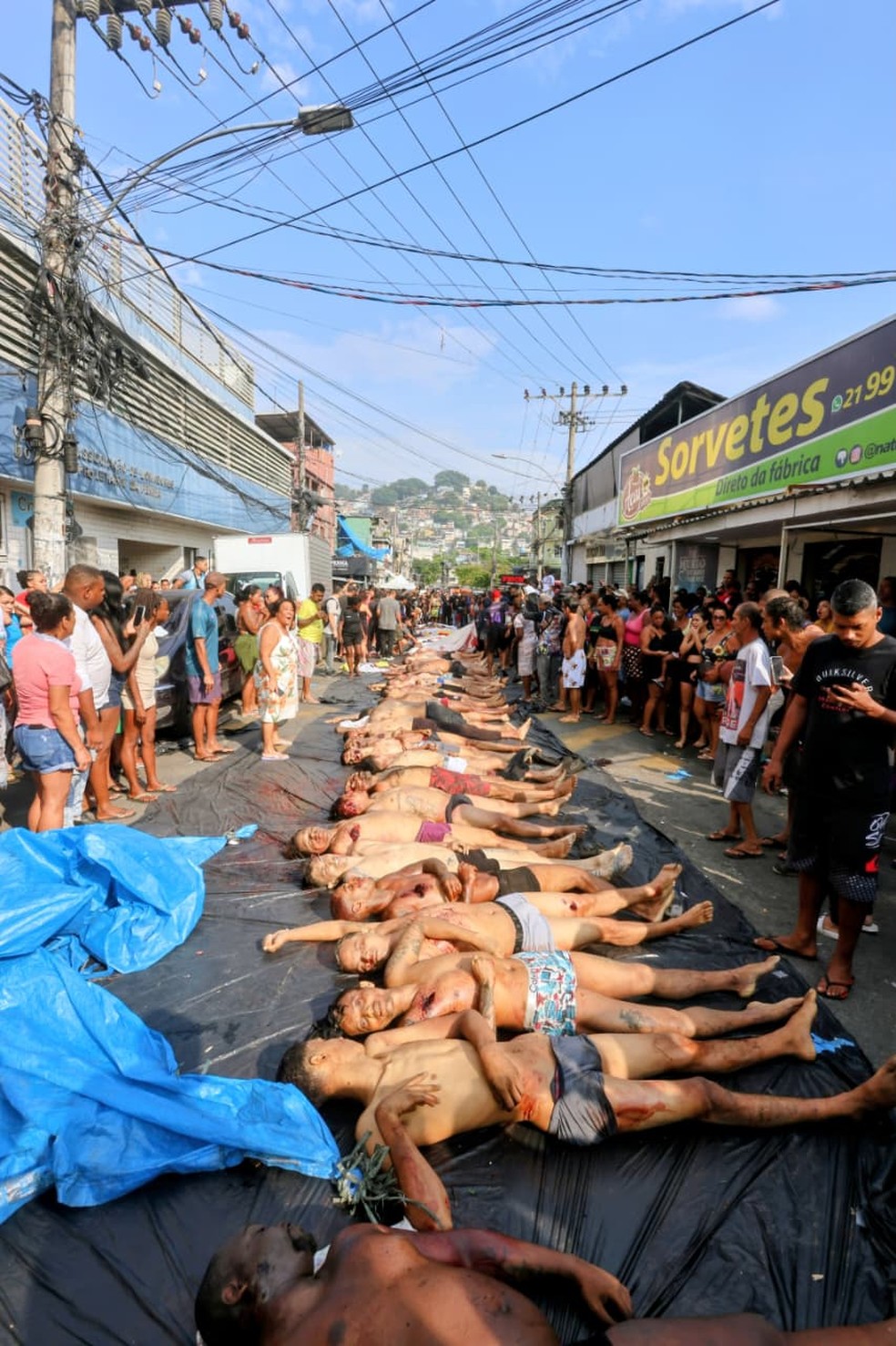 Mortos enfileirados na Penha: expostos para identificação — Foto: Fabiano Rocha / Agência O Globo