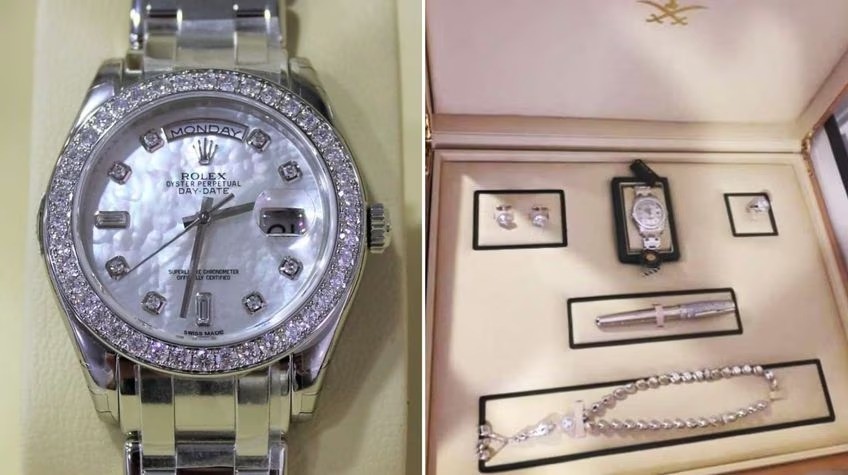 Terceiro conjunto de joias recebidas por Bolsonaro, em 2019. O relógio da marca Rolex é avaliado em cerca de R$ 364 mil — Foto: Estadão