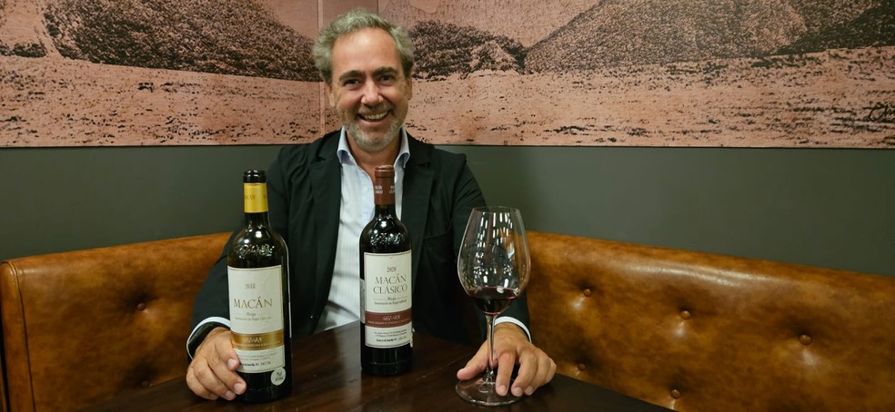 Ignacio Calvo de Mora com os vinhos Macán — Foto: Cláudia Meneses / Agência O Globo