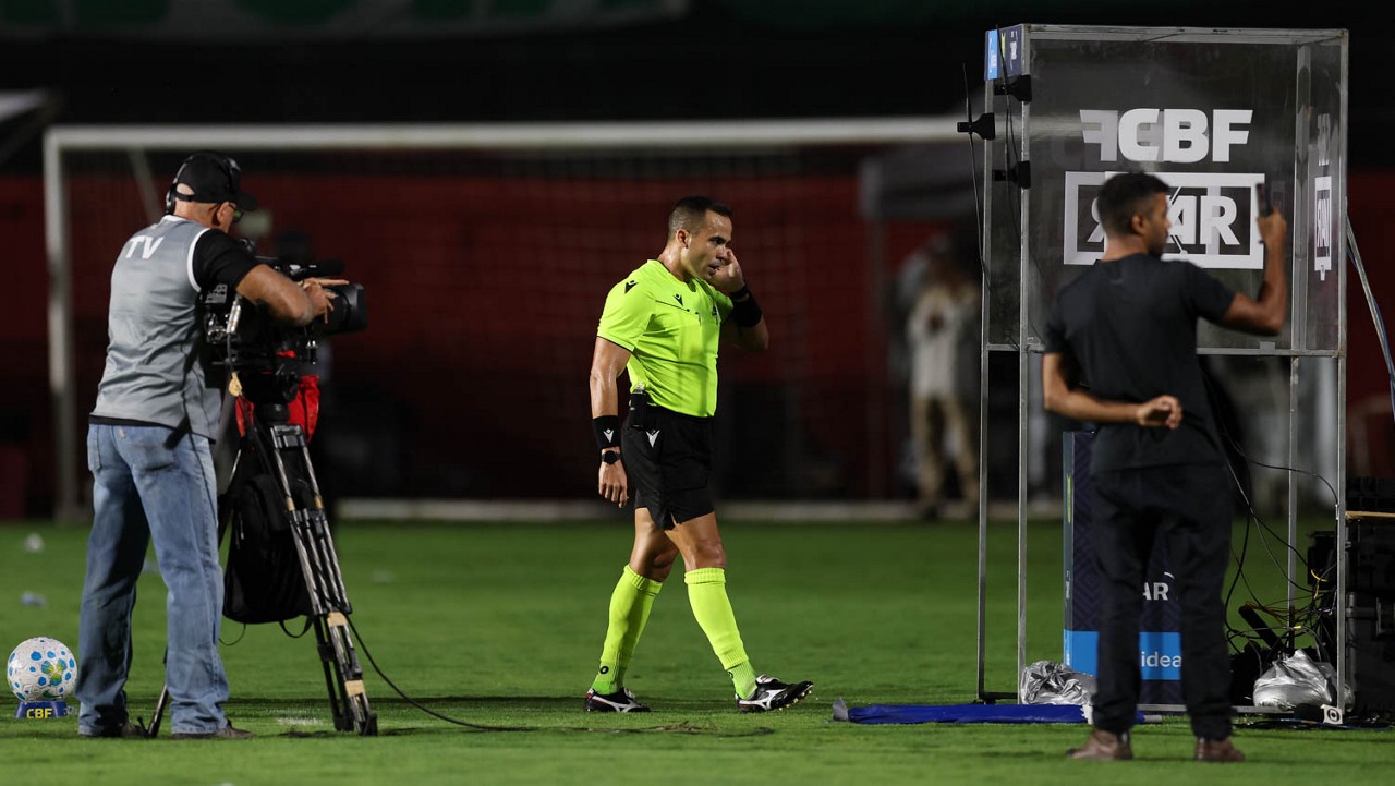 Flamengo diz que há ‘percepção’ de favorecimento ao Palmeiras e cobra punição a árbitros