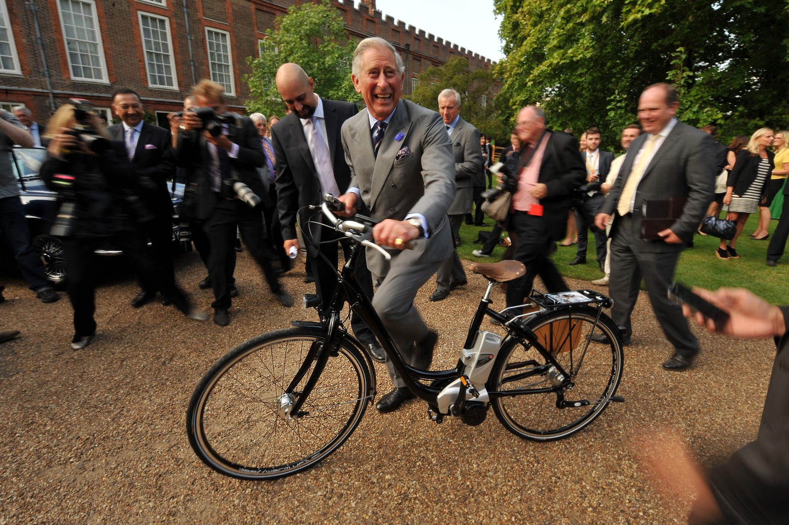 O príncipe Charles anda de bicicleta elétrica durante uma exposição na Clarence House, no centro de Londres,  em 27 de julho de 2011 — Foto: BEN STANSALL / POOL / AFP