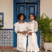 Parte da nobreza de Batanga, a rainha Niara (Erika Januza) e a princesa Alika (Duda Santos) assumem as identidades de Vera e Lúcia após fugirem para o Brasil — Foto: TV Globo/Estevam Avellar