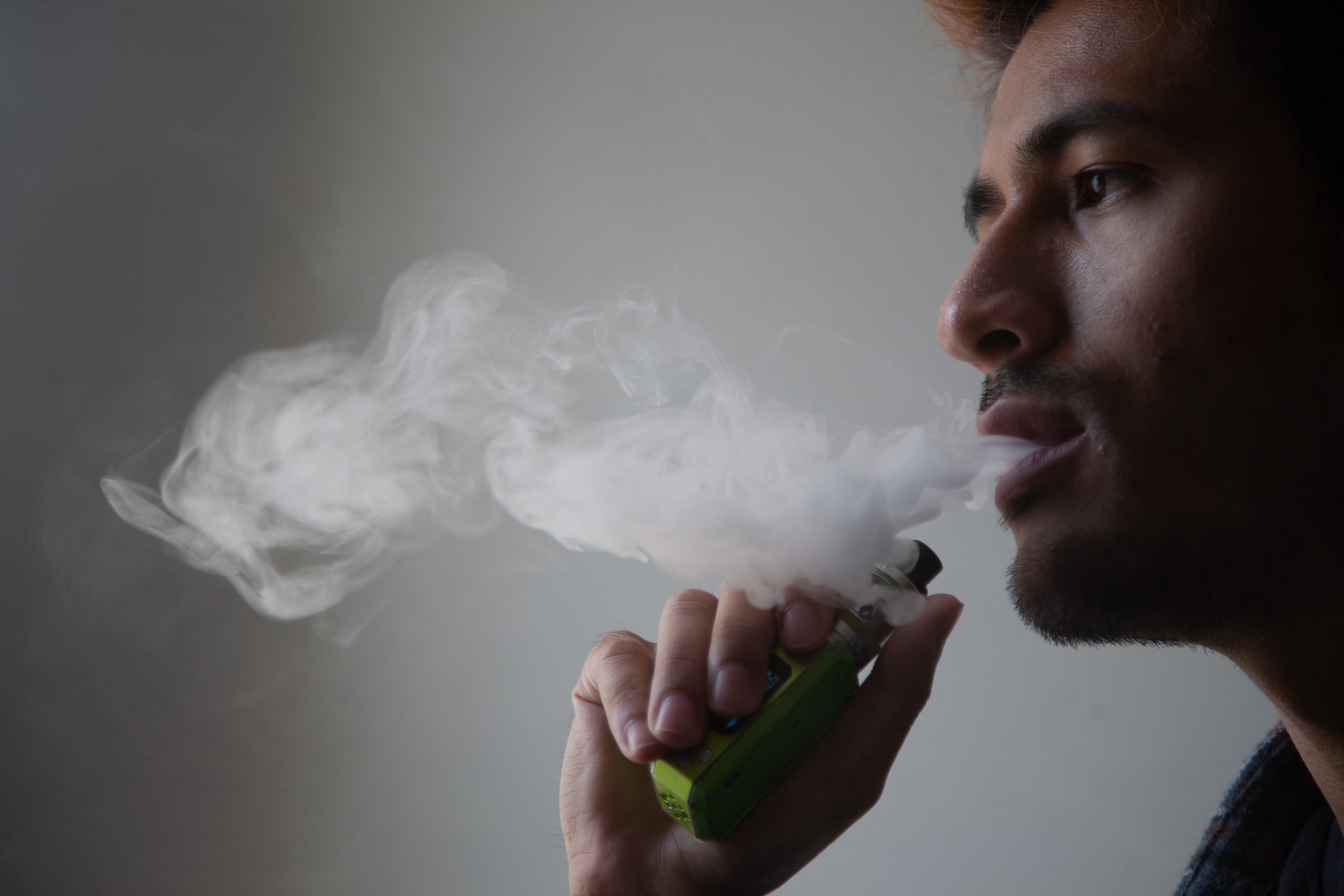Em meio a debate regulatório sobre o cigarro eletrônico no Brasil, consumo dos 'vapes' cresce e produto é comercializado livremente. O Globo — Foto: O Globo/AP