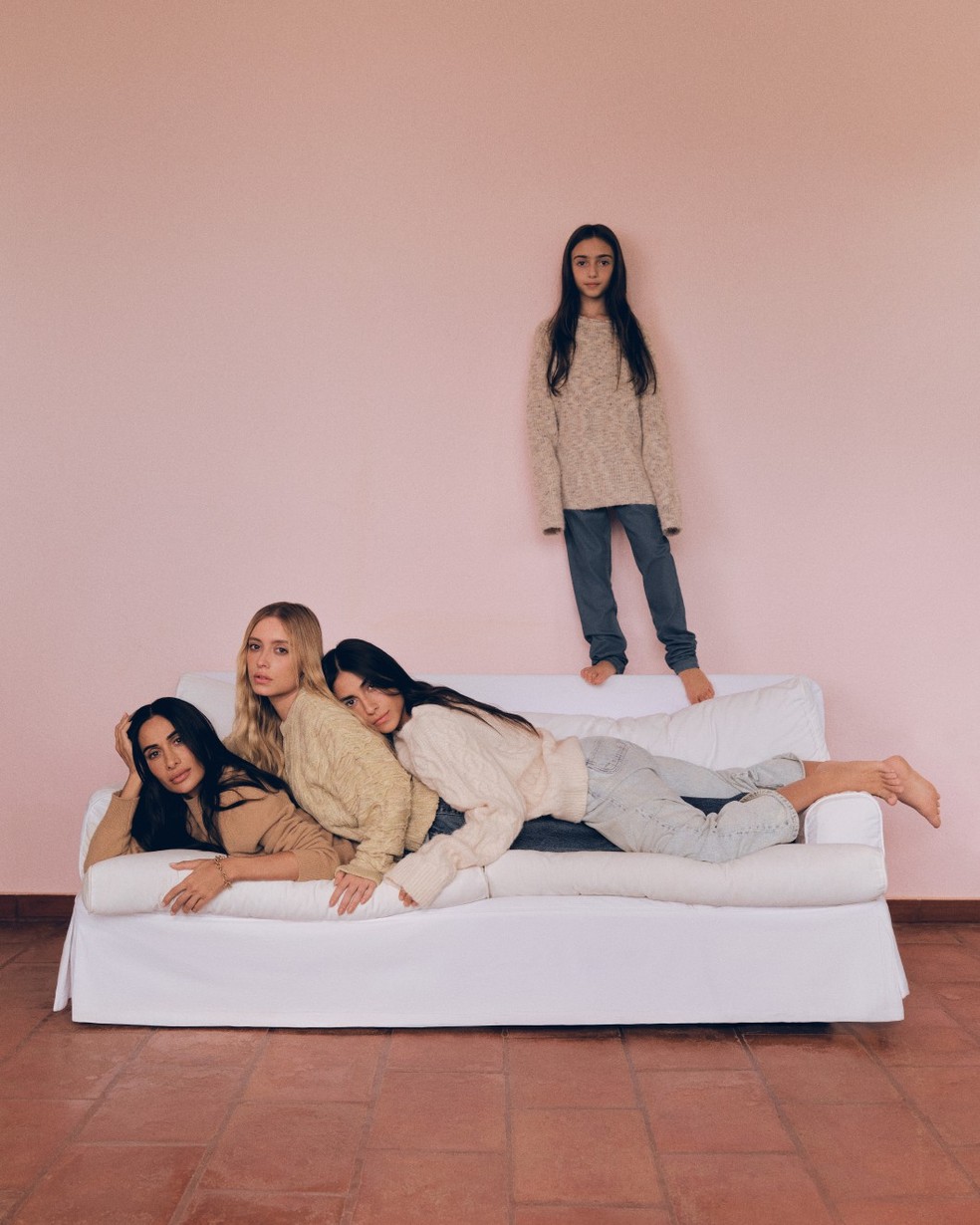 Silvia veste tricô Francesca, Maria Vitoria, tricô Mir Collezione e calça Levi’s, Maria Antonia, tricô NV e calça Carhart, Maria Isabela, tricô Pierre Cardin e calça Amapô — Foto: Mariana Maltoni