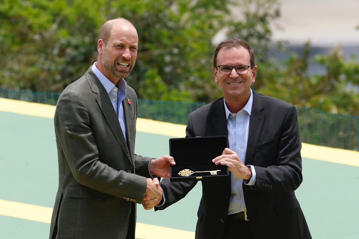 Encantado com florestas e interessado nas favelas, príncipe William recebe  as chaves da cidade do Rio