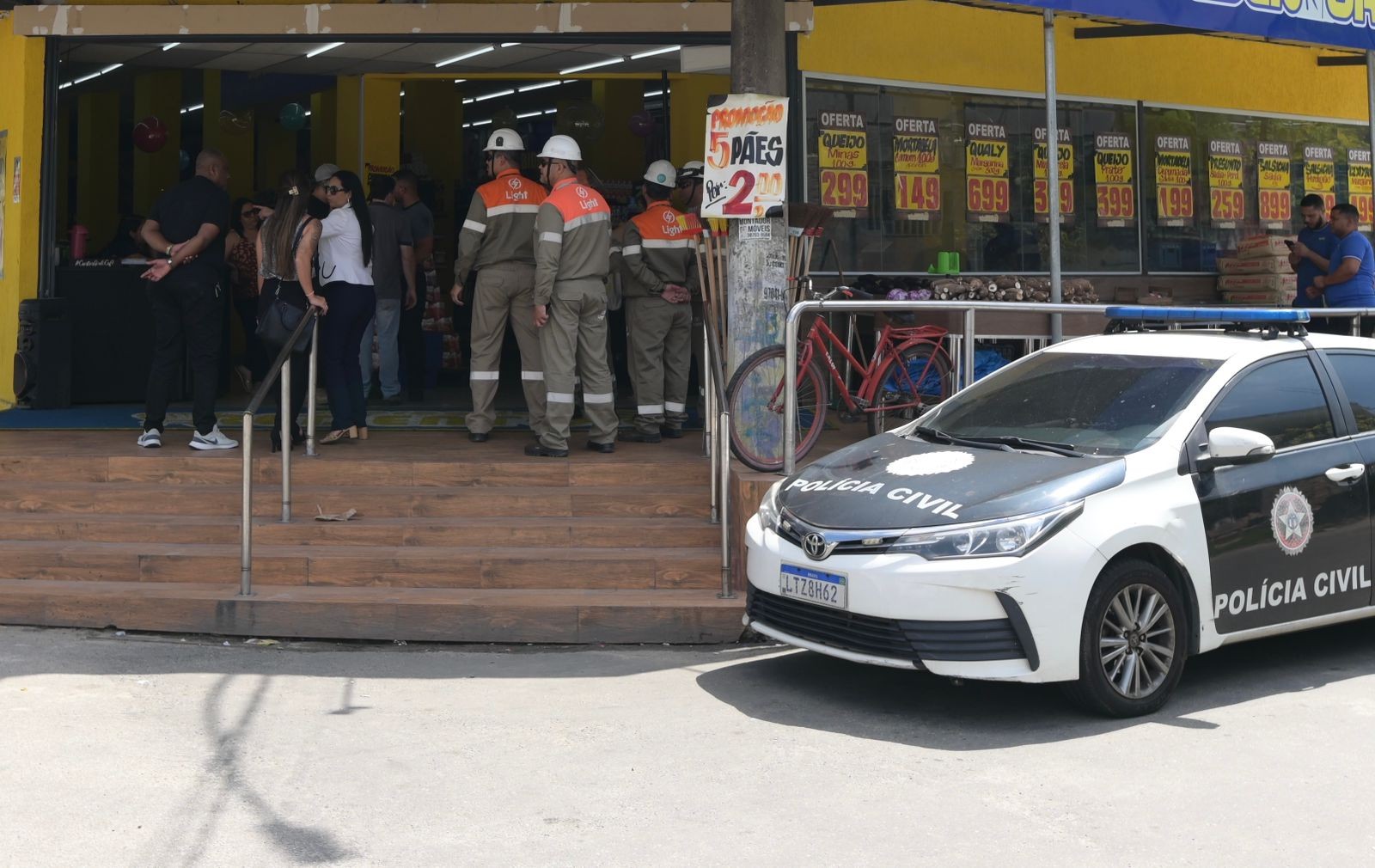 Mais de 80 estabelecimentos comerciais são flagrados furtando energia elétrica na Zona Oeste do Rio