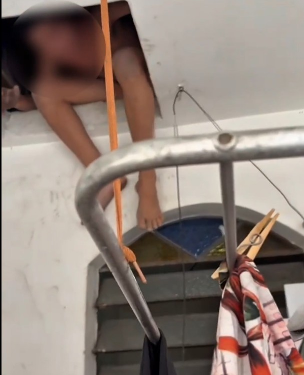 Vídeo: Um dos adolescentes que assaltaram taxista é encontrado escondido em sótão; irmão está sendo procurado