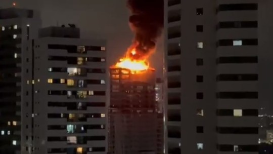 Incêndio atinge prédio em construção em Recife 