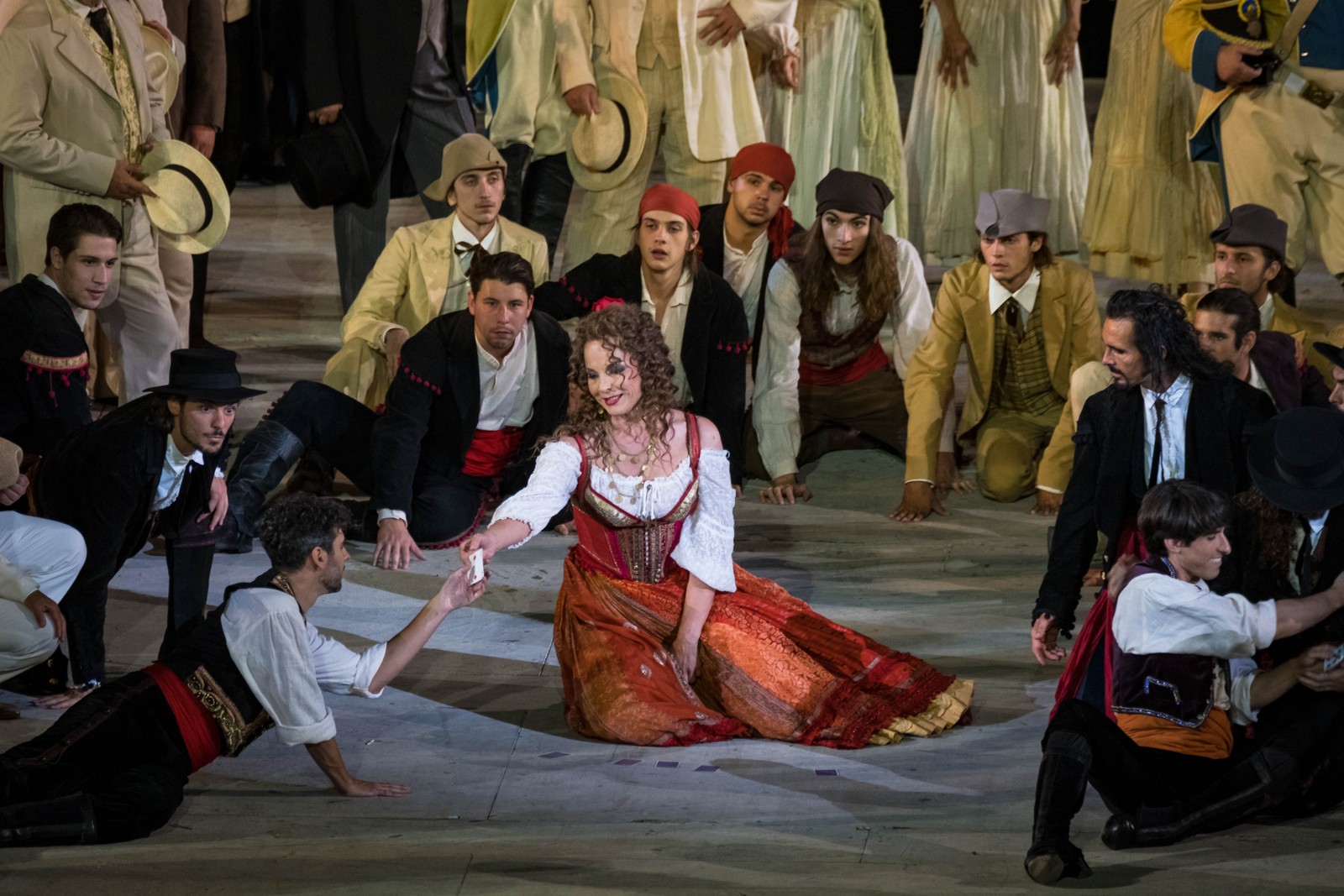 'Carmen', de Bizet (1875), filmada nas Arenas de Verona, na Itália — Foto: Ennevi/Divulgação
