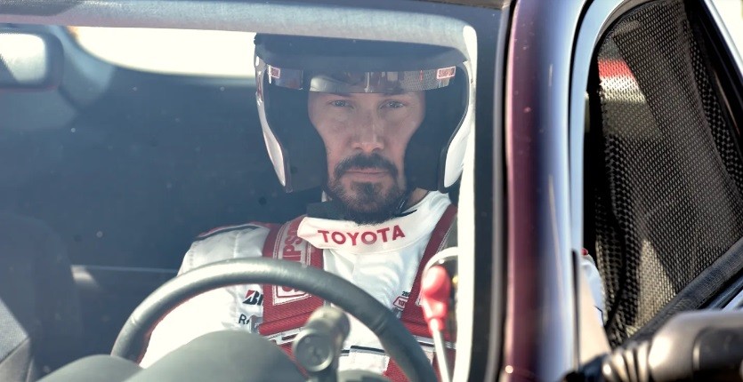 Ator Keanu Reeves gira com carro e termina em 25º em estreia nas corridas da Toyota GR Cup