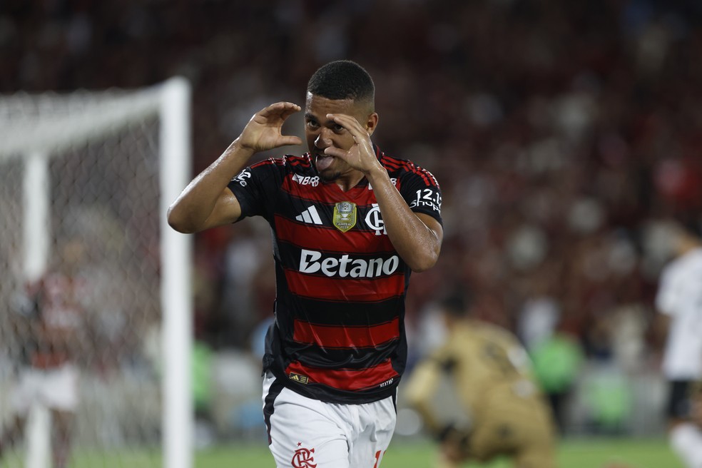 Samuel Lino faz gol do eneacampeonato brasileiro do Flamengo — Foto: Guito Moreto / Agência O Globo