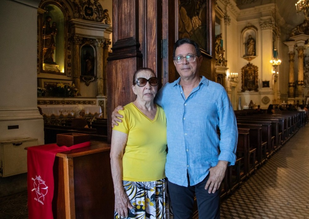  Experiências com exorcismo: Antônia Martins Melo com o filho Domingos Melo, que foi exorcizado quando criança — Foto: Ana Branco