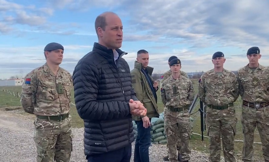 Príncipe William faz visita surpresa a tropas na fronteira da Ucrânia com a Polônia