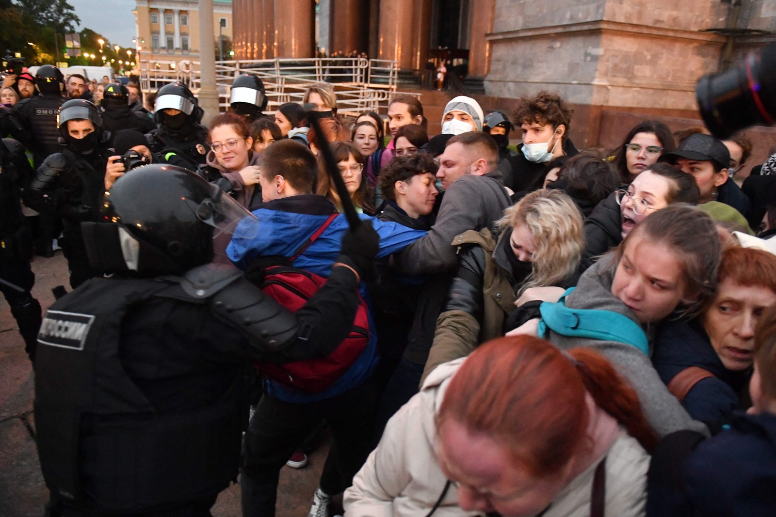 Policiais detêm manifestantes em São Petersburgo durante protesto contra a mobilização parcial anunciada pelo presidente Vladimir Putin. — Foto: OLGA MALTSEVA / AFP