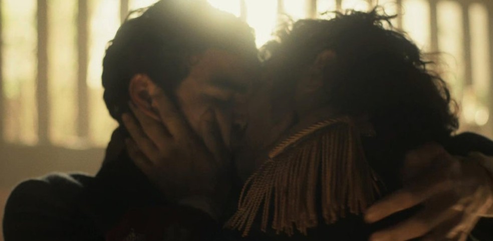 André (Caio Blat) and Tolentino (Ricardo Pereira) kissed in “Liberdade, Liberdade” — Photo: Reproduction TV Globo