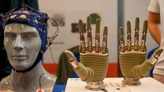 Um par de próteses inteligentes é exibido na Conferência de Desenvolvedores de Robôs Humanoides da China de 2024, em Xangai — Foto: AFP