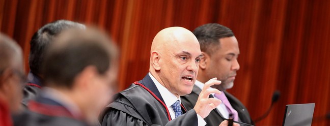 O presidente do TSE, ministro Alexandre de Moraes, durante último dia do julgamento que condenou Jair Bolsonaro à inelegibilidade, nesta sexta-feira (30) — Foto: Alejandro Zambrana/secom/TSE