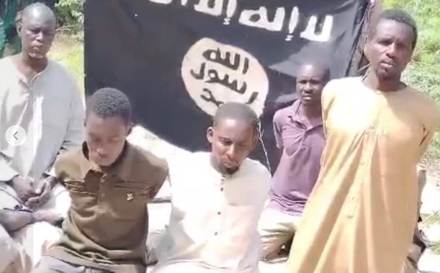Cinco dos sete homens sequestrados pelo grupo jihadista Boko Haram no N&iacute;ger, em 31 de mar&ccedil;o; terroristas pedem pagamento de resgate para libert&aacute;-los