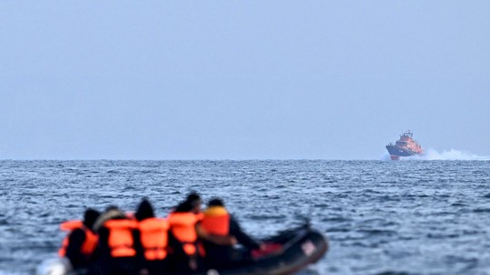 Governo britânico aluga embarcação para abrigar 500 requerentes de asilo