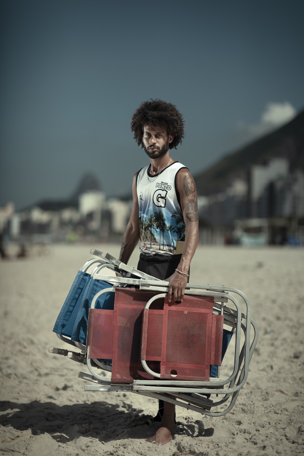 Caio Santos de Oliveira, de 26 anos, tem diploma mas trabalha na praia — Foto: Leo Martins