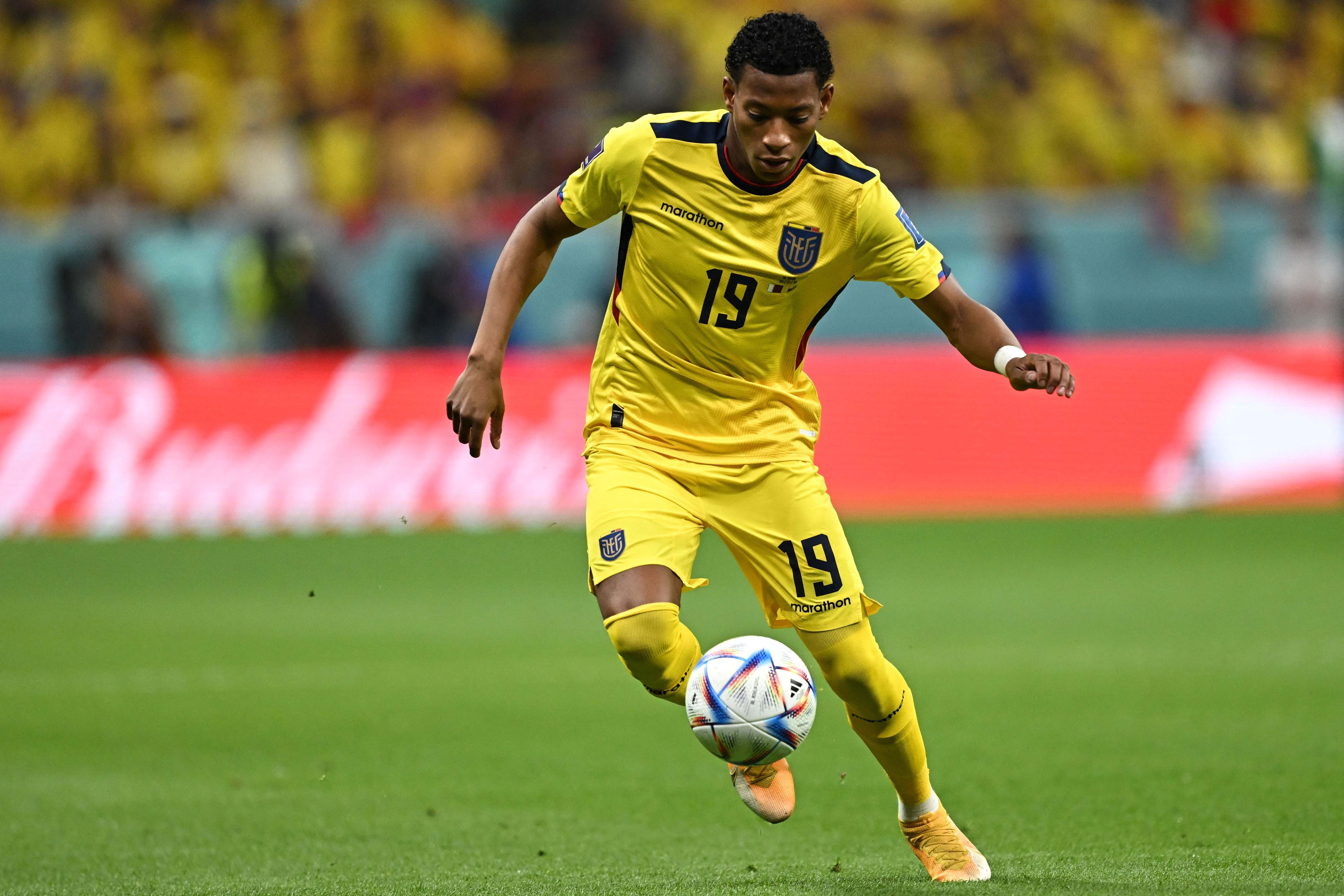 Em meio à polêmicas no Flamengo, Plata valoriza período com a seleção: 'Me faz esquecer o que acontece onde está minha equipe'