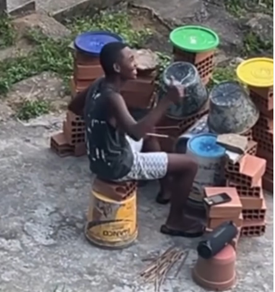 Menino tocava com instrumento improvisado - Foto: Reprodução 