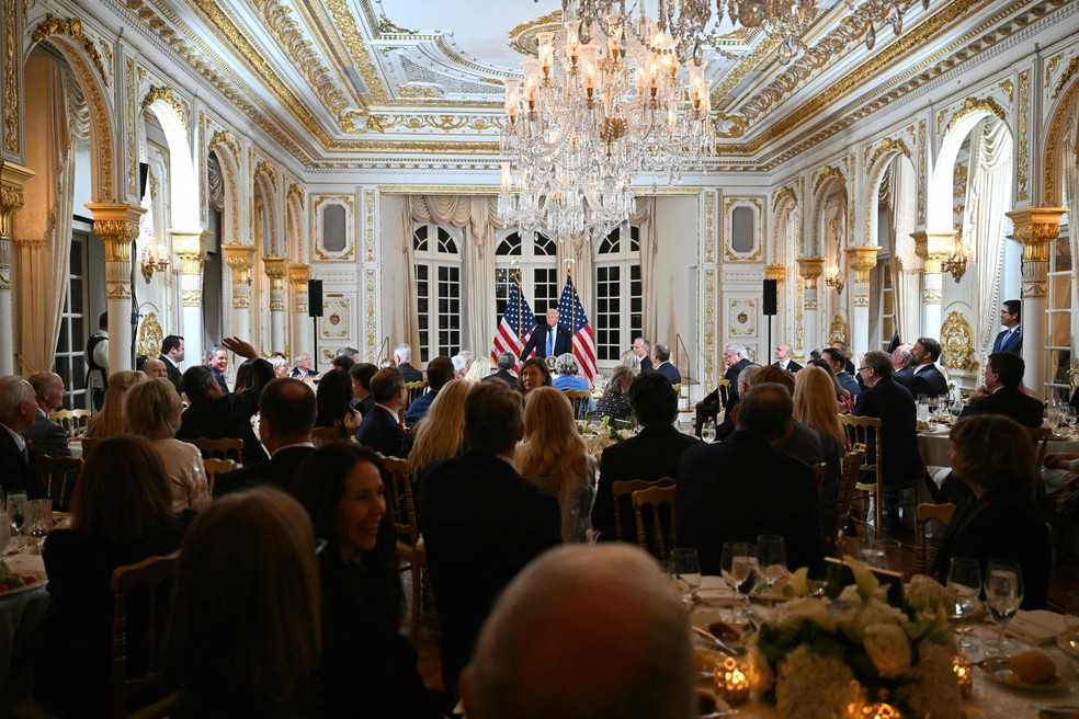 Trump em jantar com senadores em Mar-a-Lago, na Flórida — Foto: ROBERTO SCHMIDT / AFP