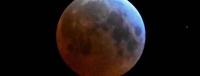 Eclipse lunar total é visto em Alta Verapaz, Guatemala, em 14 de março — Foto: Johan ORDÓÑEZ / AFP