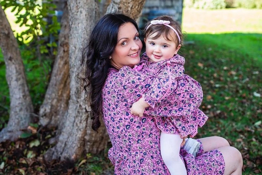 Adina Azira e sua filha são duas das quatro vítimas de acidente aéreo nos EUA
