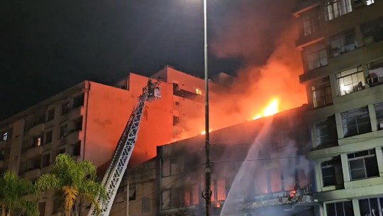 Governador Eduardo Leite lamenta incêndio que matou ao menos 10 em pousada de Porto Alegre (RS); prefeito promete investigação