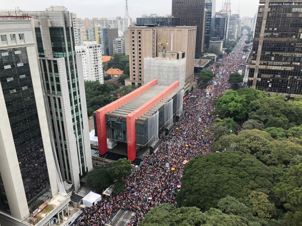 Avenida Paulista cheia durante Parada LGBT+ — Foto: Maria Isabel Oliveira