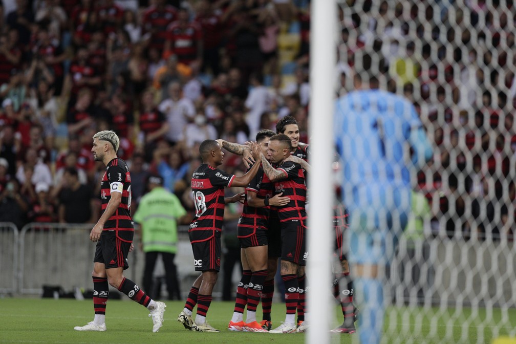 Jogadores do Flamengo comemoram um dos três gols na vitória sobre o Nova Iguaçu, pela primeira partida da final do Campeonato Carioca — Foto: Alexandre Cassiano