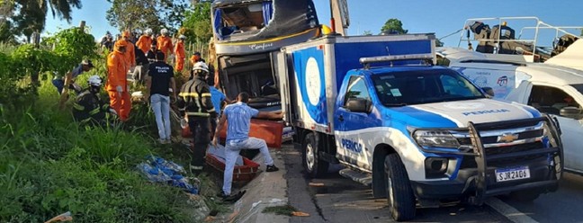 Ônibus de turismo que saiu do Rio de Janeiro tomba e deixa oito mortos na Bahia — Foto: Reprodução/Liberdade News