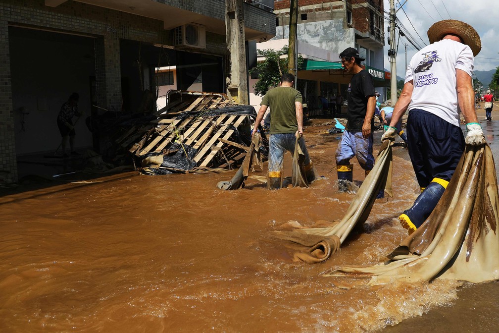 Em Roca Sales, as chuvas também causaram inundações — Foto: Silvio Avila/AFP