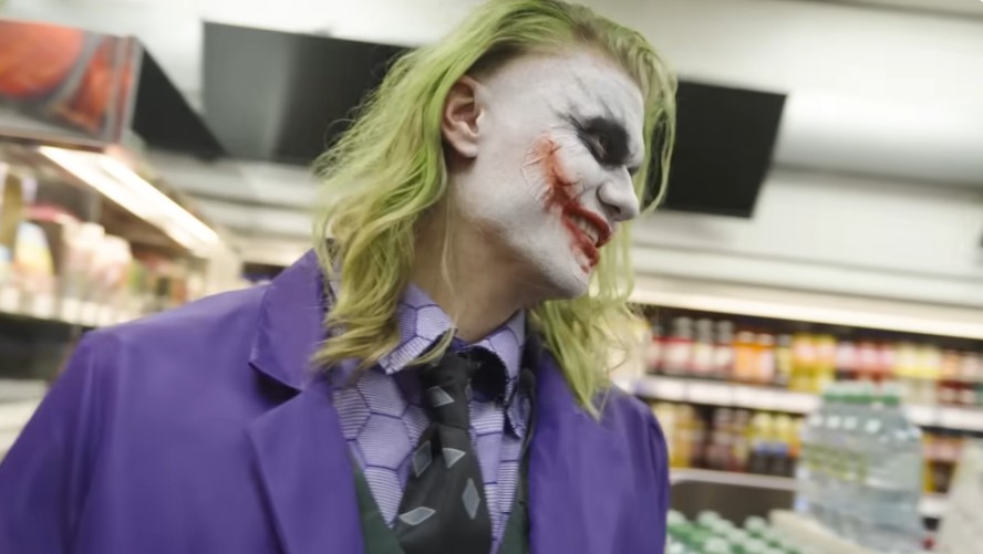 Haaland se fantasia de Coringa e anda pelas ruas de Manchester