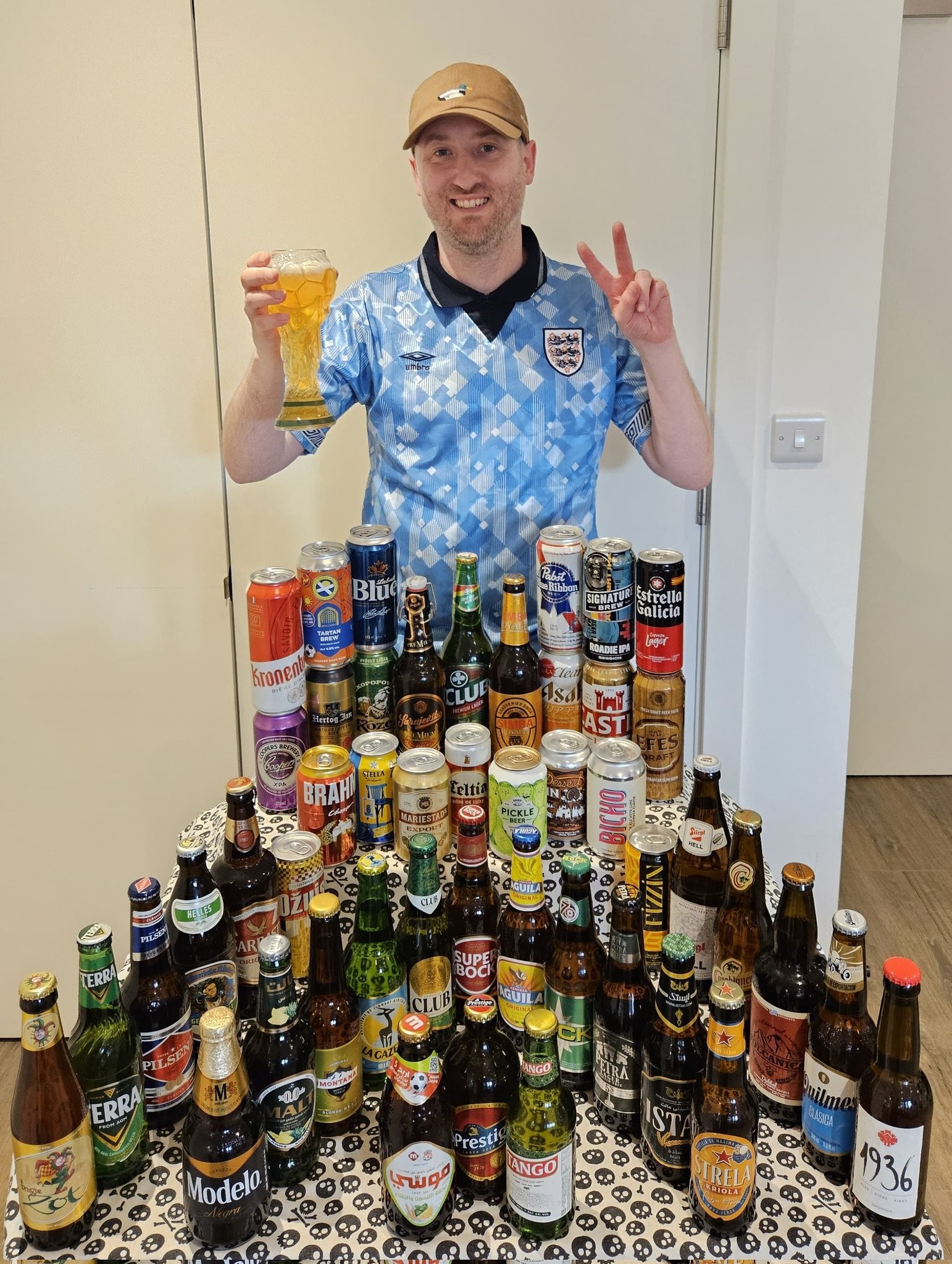 Torcedor inglês reúne uma cerveja de cada país da Copa; veja