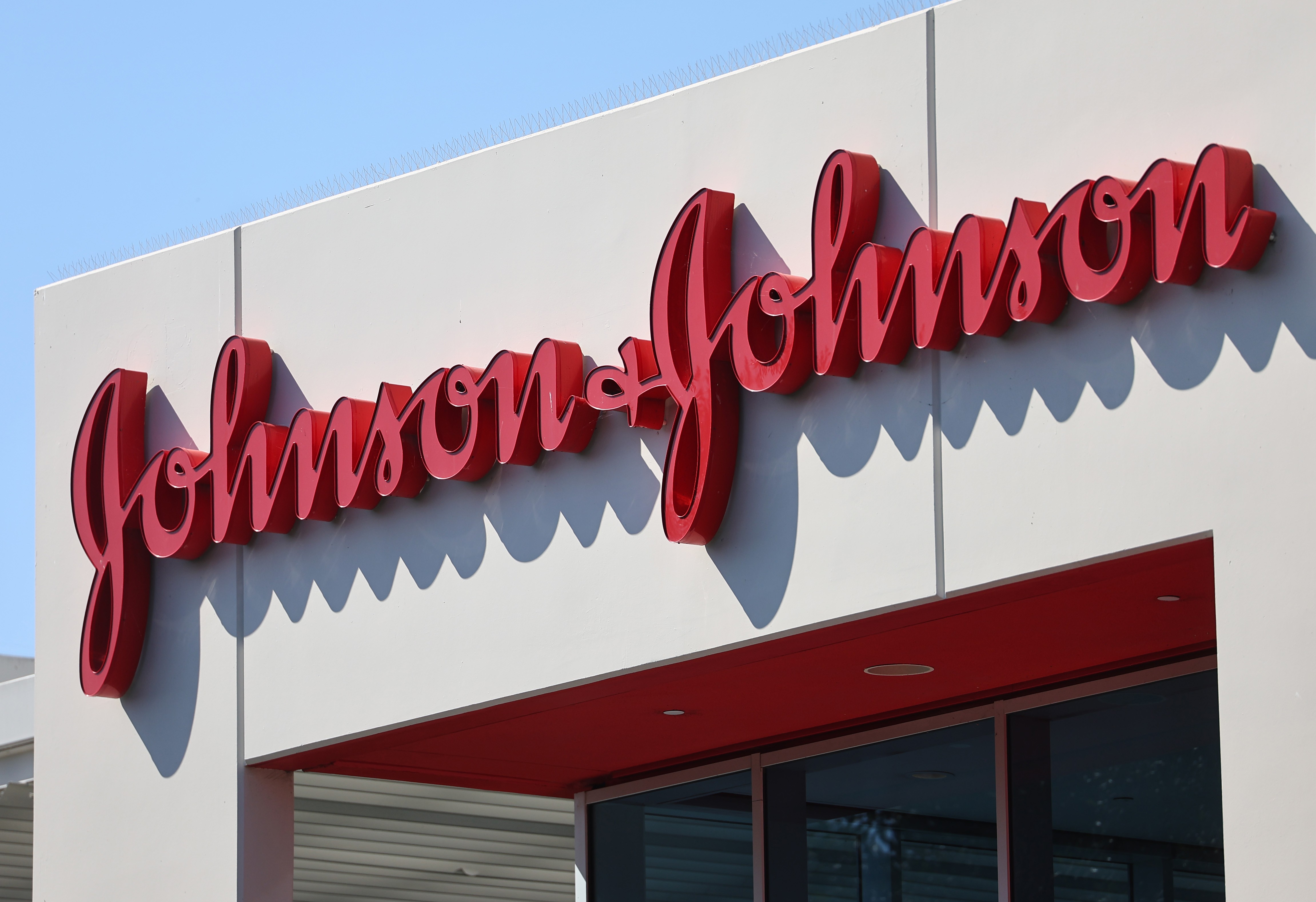 Após anos de disputas, J&J fecha acordo de US$ 5,5 bi para encerrar ações por casos de câncer ligados ao talco | Negócios
