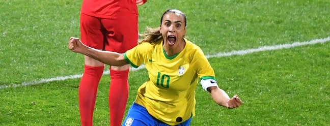 A brasileira Marta já foi eleita seis vezes a melhor jogadora do mundo. — Foto: DENIS CHARLET / AFP