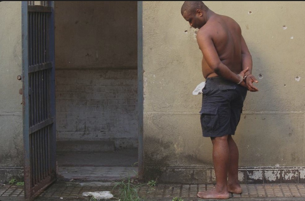 My Thor ao ser preso, em maio de 200, quando tinha 30 anos, no Morro de Santo Amaro — Foto: Marizilda Cruppe/Agência O GLOBO