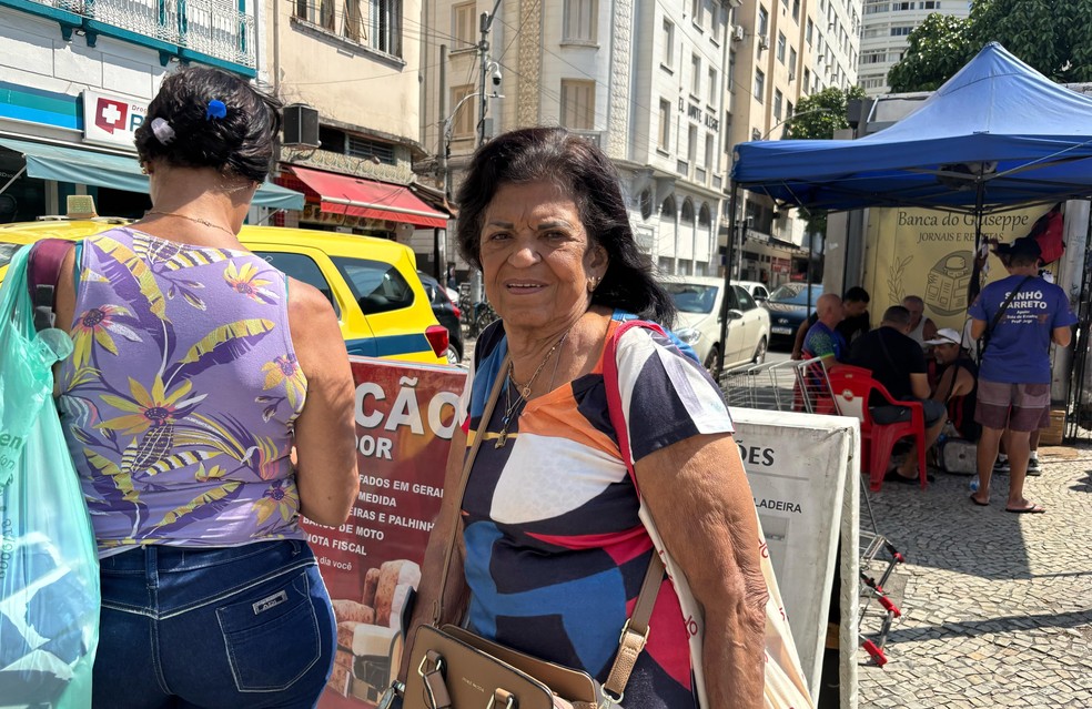 Aposentada Dirce Louzada diz que houve queda em alguns produtos, além do azeite — Foto: Caroline Nunes/O Globo
