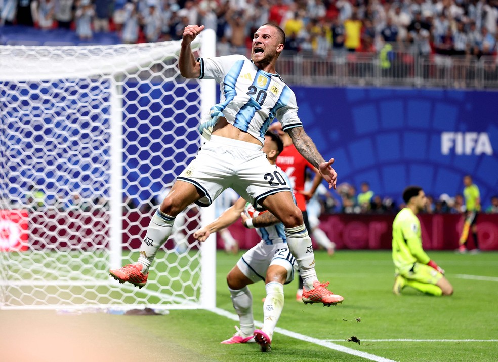 Alexis Mac Allister celebra gol de Messi, que garantiu o empate da Argentina diante do Egito nas oitavas da Copa do Mundo — Foto: Justin Setterfield/Getty Images via AFP